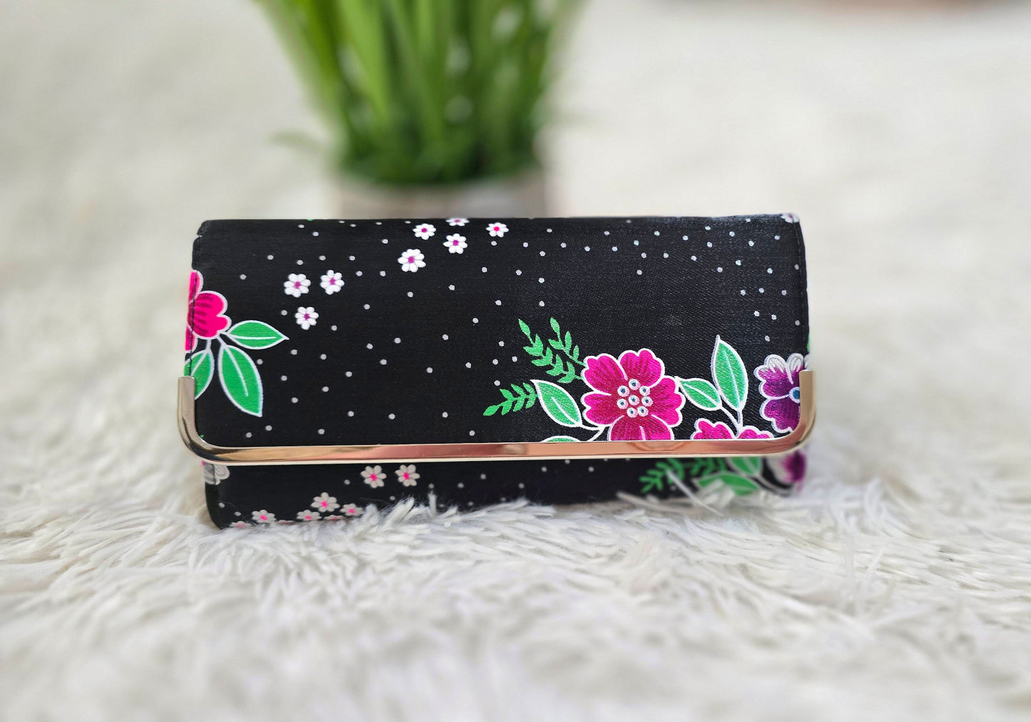 Hmong Li Loos Wallet