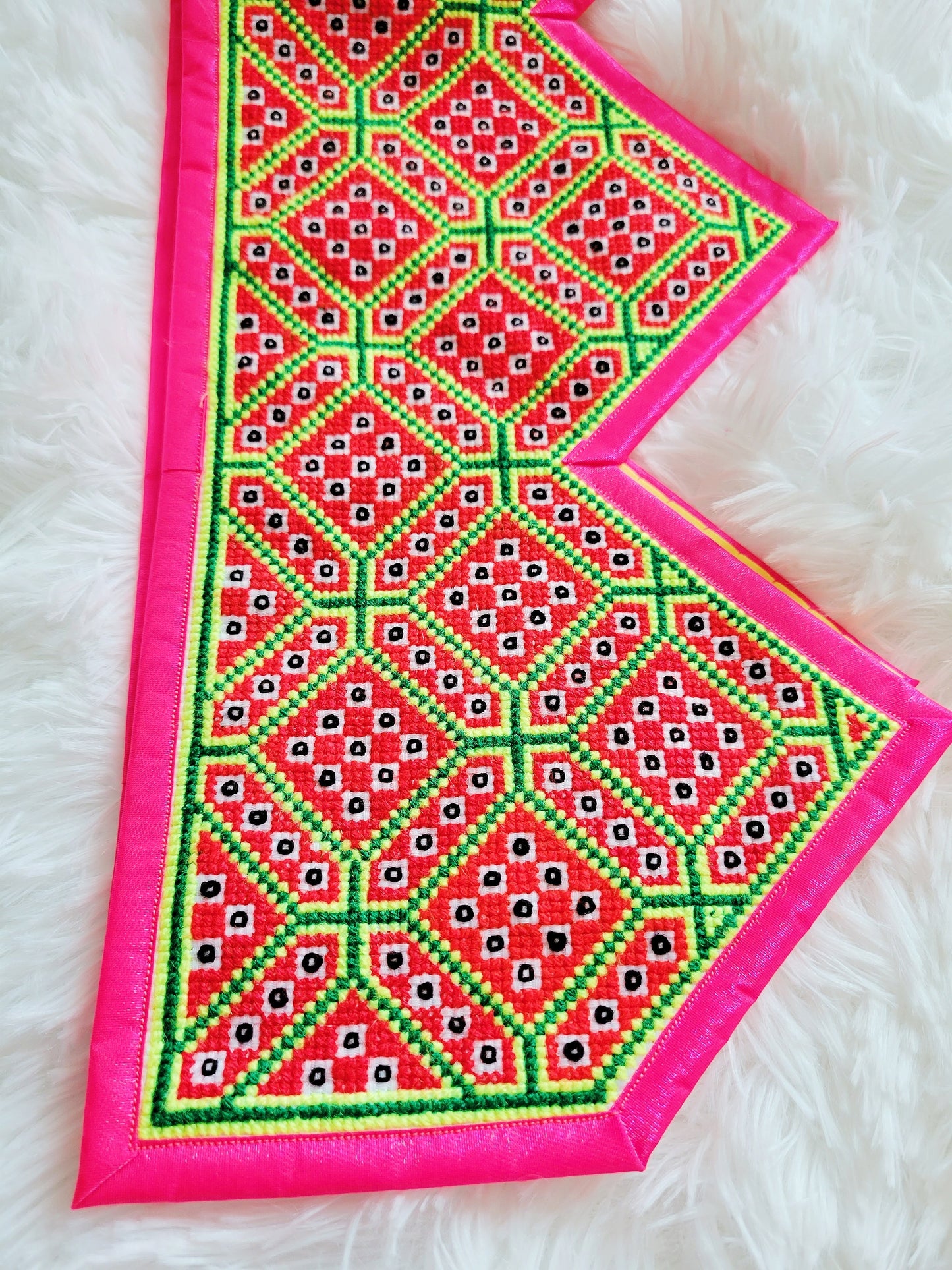 Hmong Moos Pheeb Hlab Nyiaj-Medium Triangle style