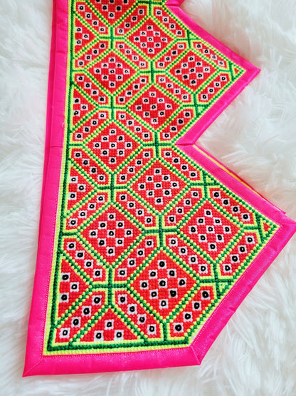 Hmong Moos Pheeb Hlab Nyiaj-Medium Triangle style