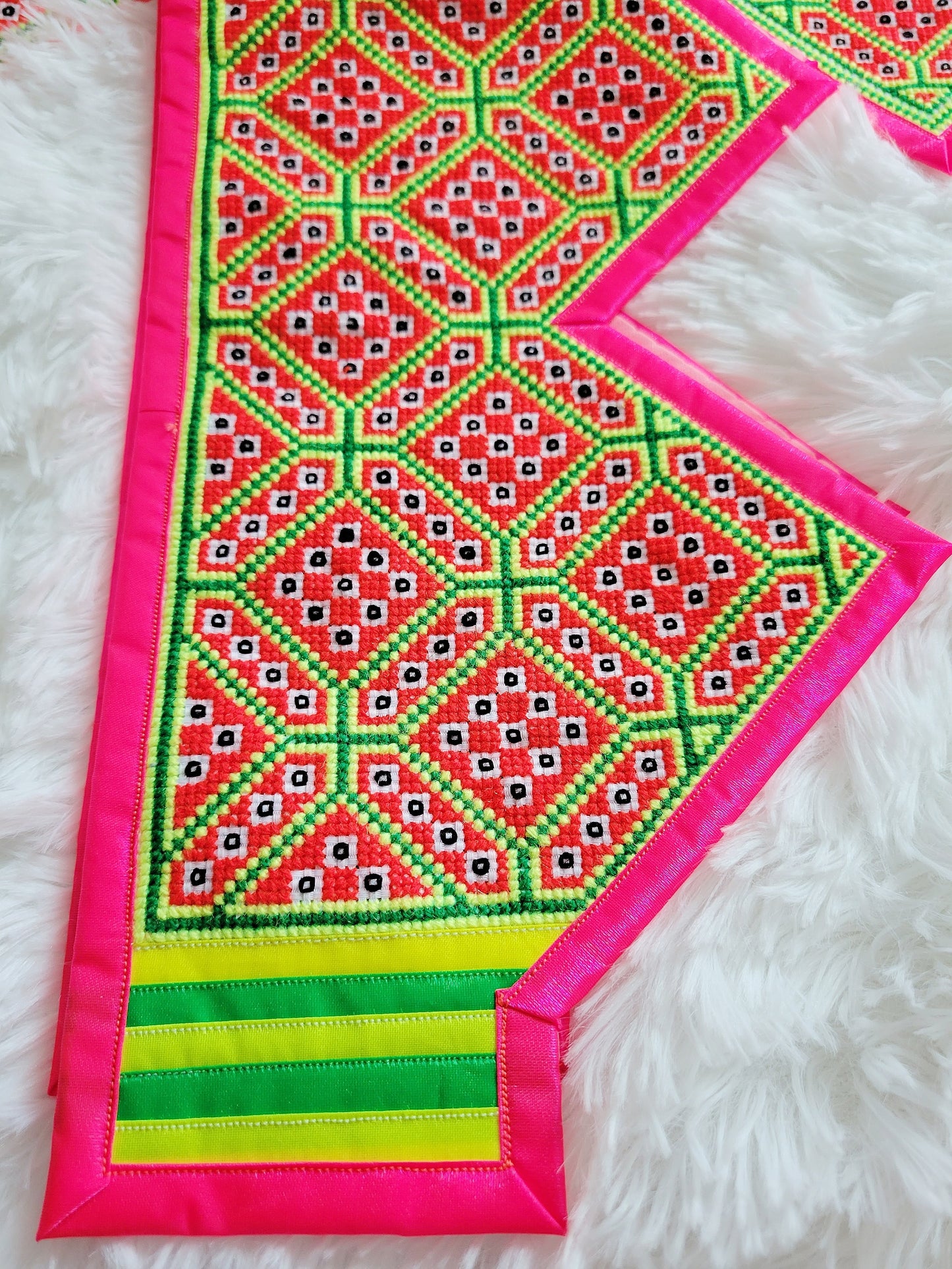 Hmong Moos Pheeb Hlab Nyiaj-Medium Triangle style