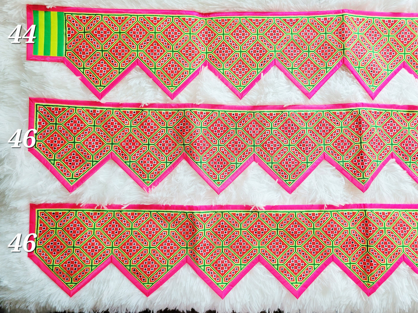 Hmong Moos Pheeb Hlab Nyiaj-Medium Triangle style