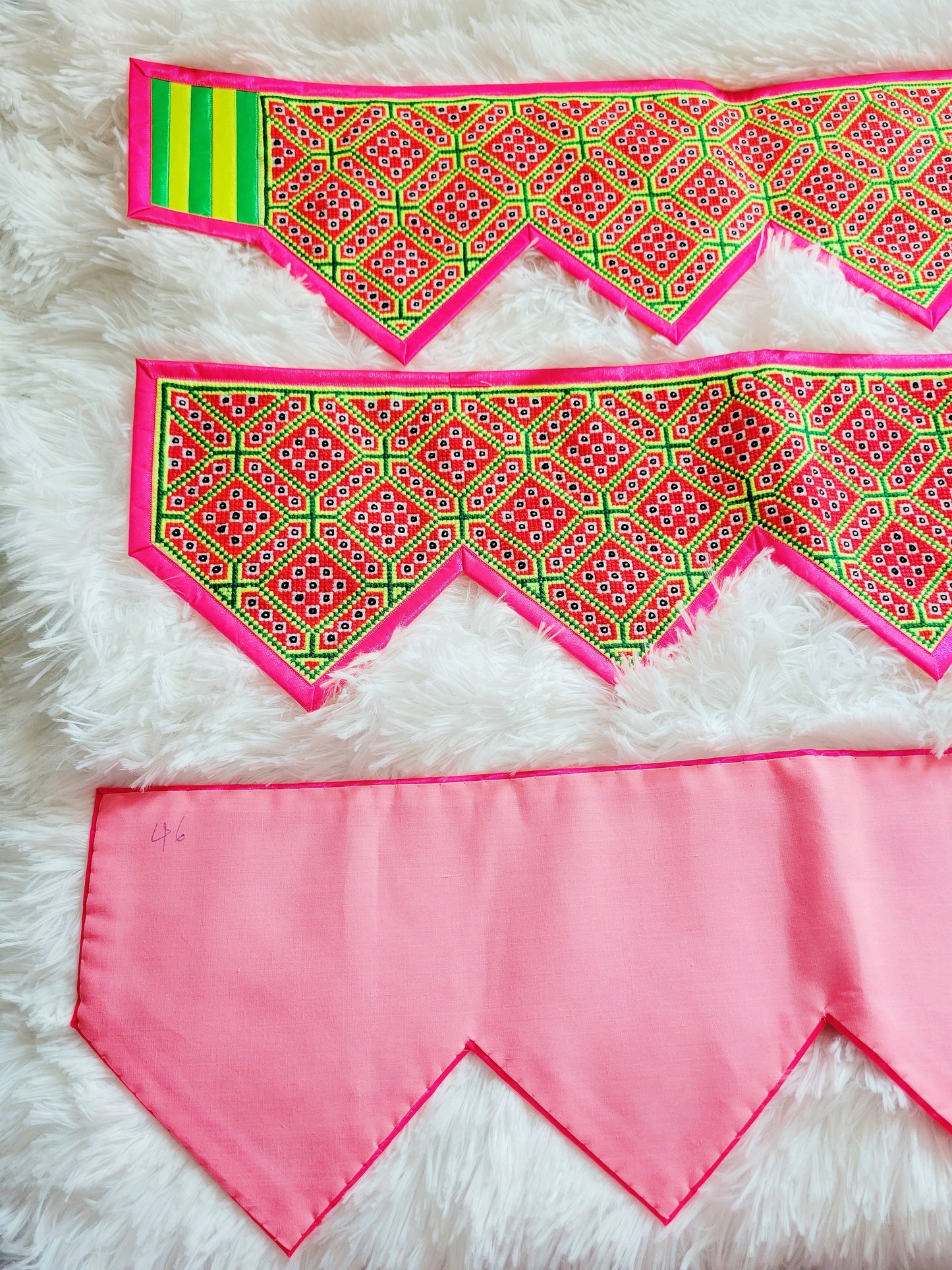 Hmong Moos Pheeb Hlab Nyiaj-Medium Triangle style