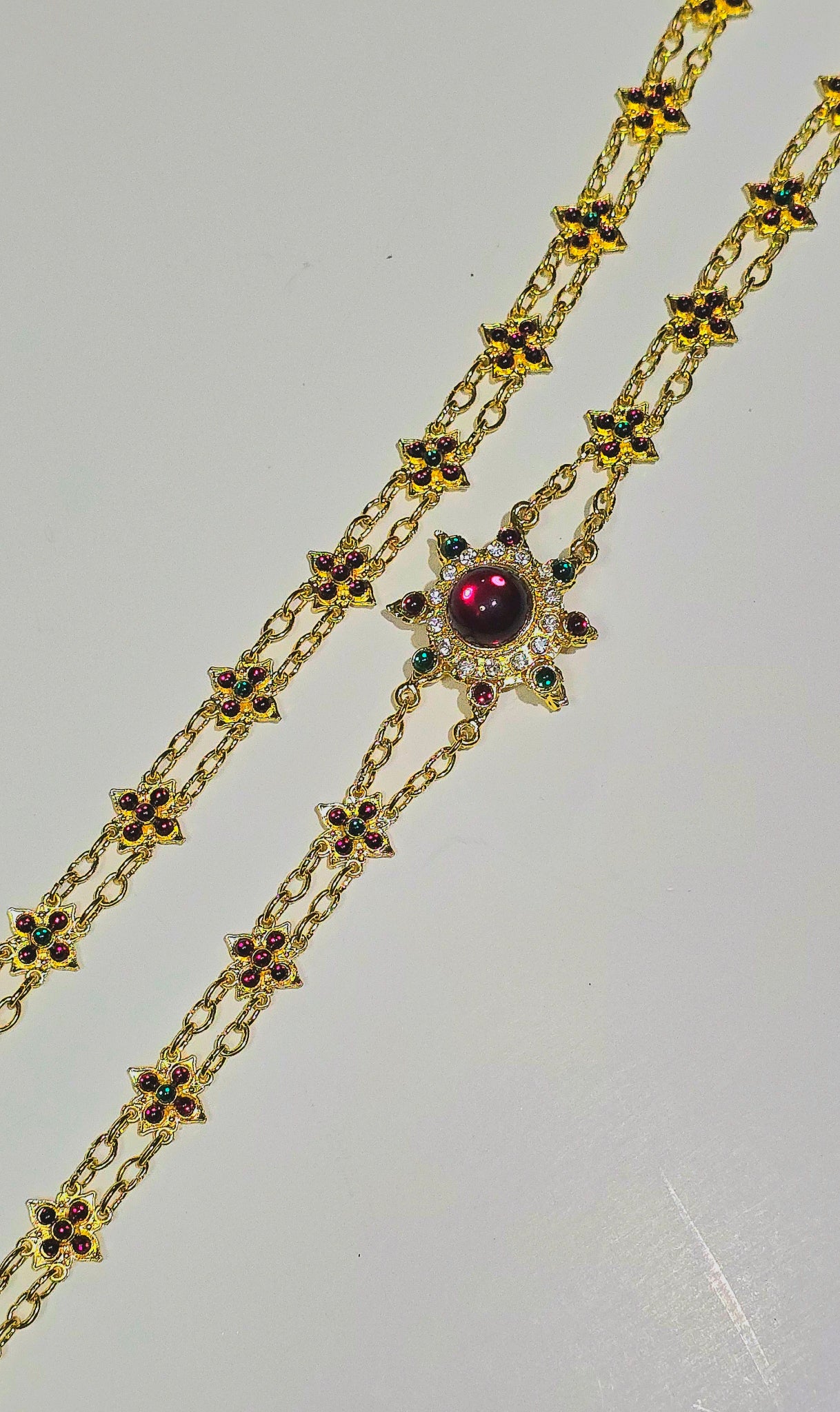 Crossbody chain with starburst links