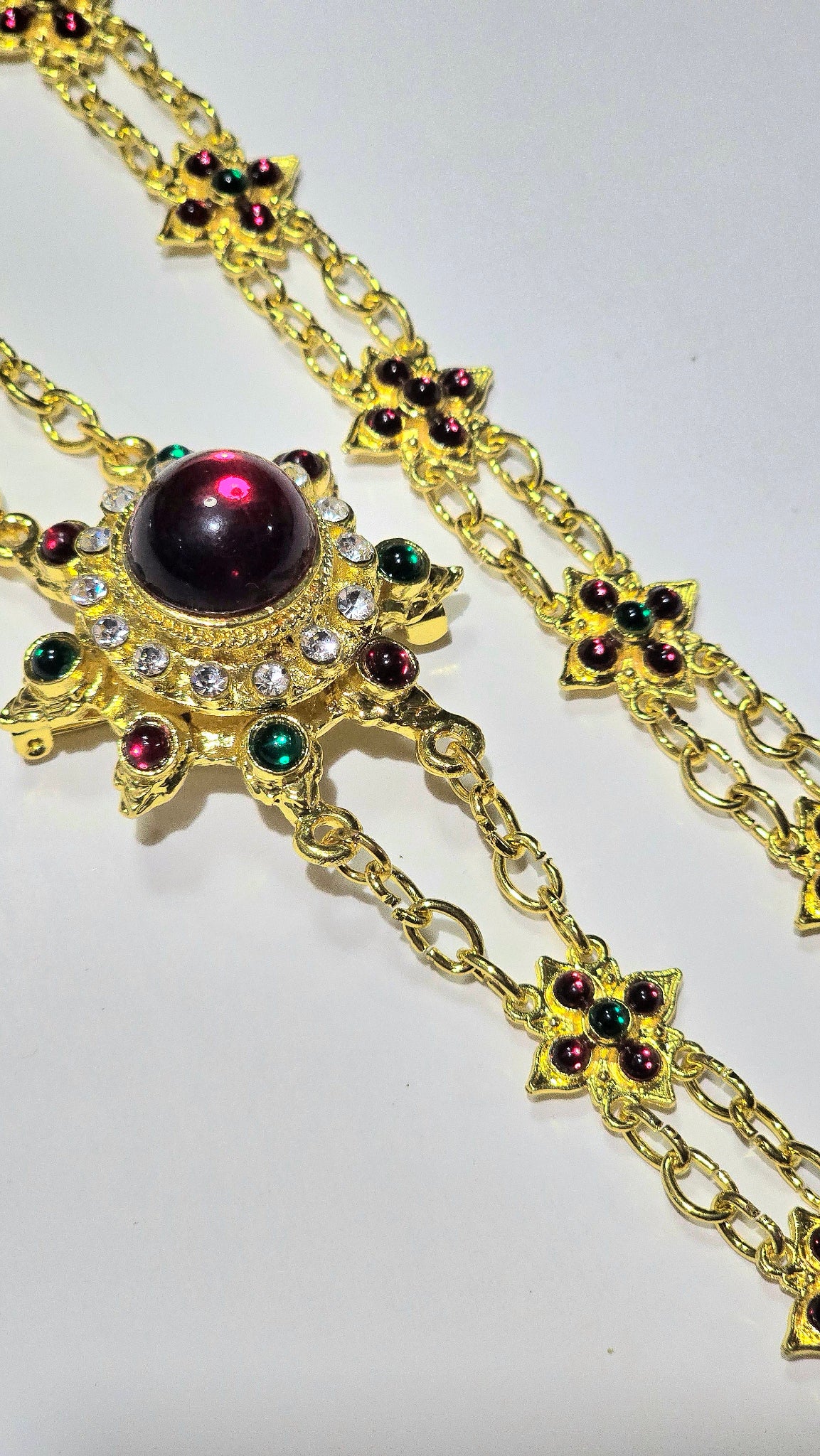 Crossbody chain with starburst links